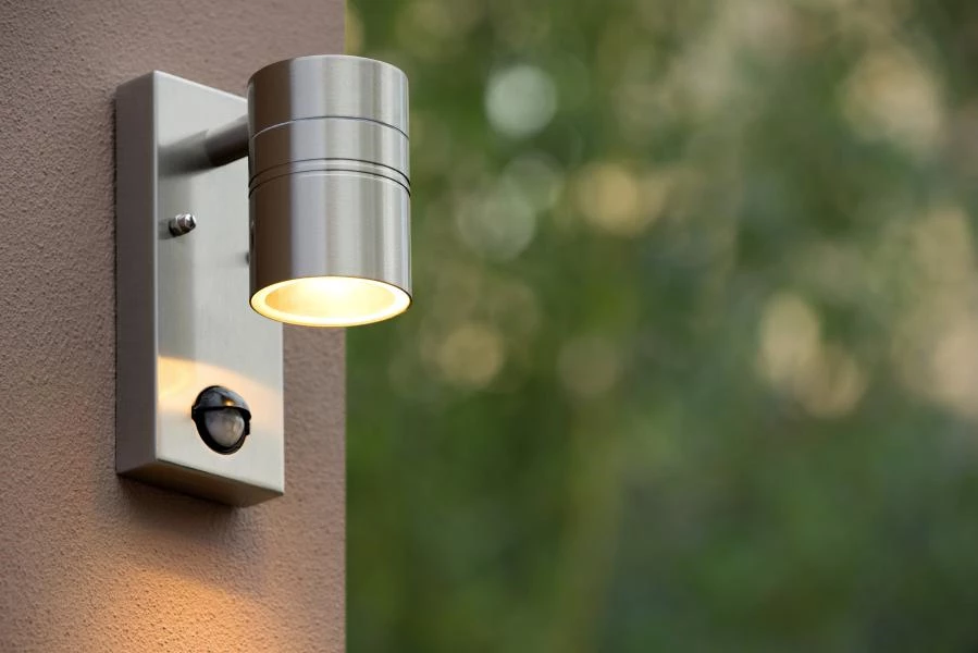 Lucide ARNE-LED IR - Wall spotlight / Wall light Indoor/Outdoor - Ø 6,3 cm - LED - GU10 - 1x5W 2700K - IP44 - Motion & Day/Night Sensor - Satin Chrome - atmosphere 2